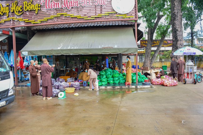 Continuing to support people in need in the Covid-19 pandemic of Hoang Phap Pagoda (series 4)